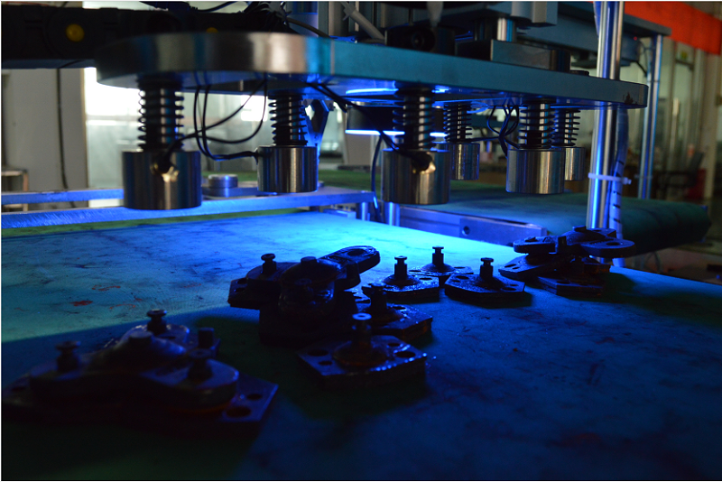 動車閘片自動分解機