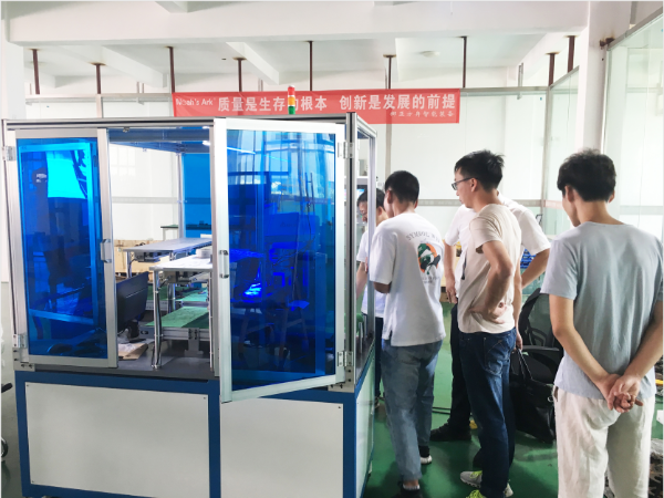 炎炎夏日，蟬鳴陣陣，客戶來訪午夜影院福利社